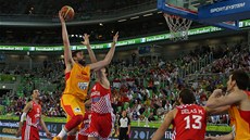 panlský basketbalista Marc Gasol zakonuje v utkání proti Chorvatsku. 