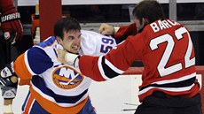 Bitka v podání Bretta Gallanta (vlevo) z New York Islanders a Kryse Barche z...