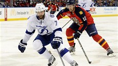Obránce Radko Gudas (vlevo) z Tampy Bay se sna�í dohnat puk d�íve, ne� Joey...