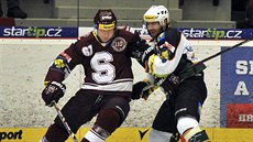 Luká Klimek (vlevo) ze Sparty se snaí obejít karlovarského Radka Dlouhého.