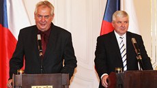 Prezident Milo Zeman a premiér Jií Rusnok po jednání o situaci v OKD (úterý
