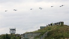 Loni v záí se vrtulníky symbolickým peletem s Perovem louily (na snímku), nyní nad ním v rámci cviení NATO zaburácí znovu.