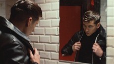 Lídr Arctic Monkeys Alex Turner v klipu k singlu "Why'd You Only Call Me When...