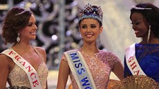 Miss World Megan Youngová z Filipín (uprosted), druhá Miss Francie Marine