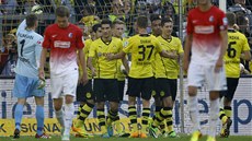 Fotbalisté Dortmundu oslavují gól proti Freiburgu.
