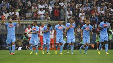Fotbalisté Neapole se radují z gólu Gorana Pandva (vlevo) v Janov.