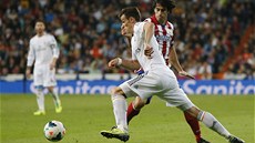 S DOVOLENÍM. Gareth Bale z Realu Madrid se snaí projít pes Thiaga z Atlétika