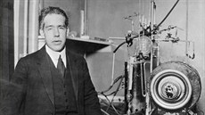 Dánký fyzik Niels Henrik David Bohr (1885 - 1962) ve své p�edvále�né laborato�i