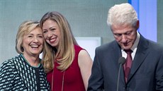 Bill Clinton, jeho manelka Hillary a dcera Chelsea (25. záí 2013)
