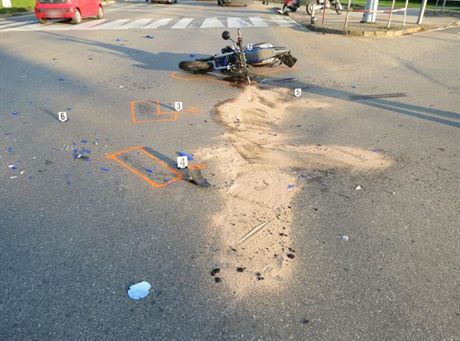 Nehoda na kiovatce v Ústí, pi ní dolo k vánému zranní motorkáe.