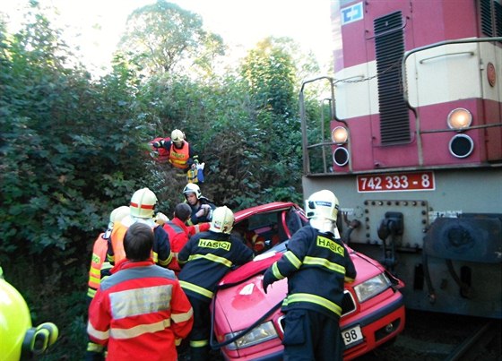 Vlak tlail auto 150 metr.