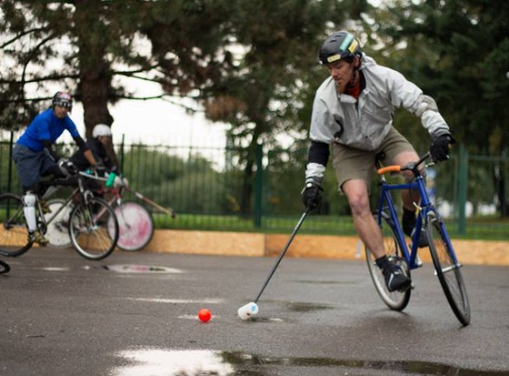 Nevední sport bikepolo nabírá na popularit.