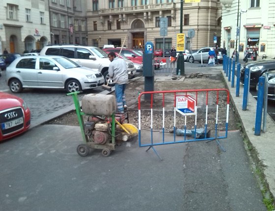 Dlníci spravují chodník na Senováném námstí.