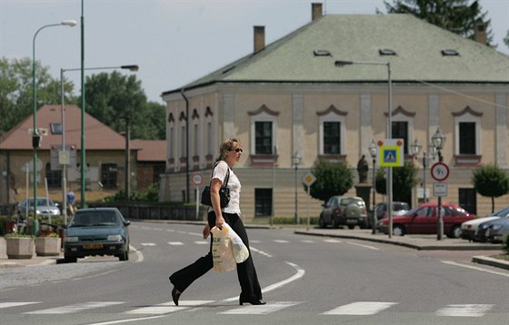 Klicperovo námstí v Chlumci trpí u léta kvli projídjícím autm, promenáda se stromy má zlepit klima.