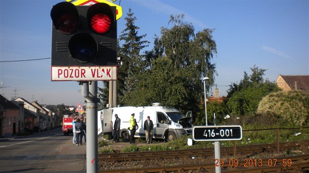 Dodvka se v Kenovicch stetla na elezninm pejezdu s projdjcm vlakem.