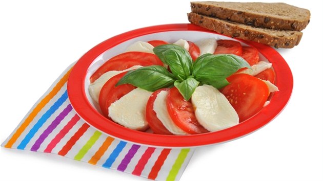 Salt Caprese pipravte ze 40 gram peiva (2 mal krajky chleba), 100 gram mozzarelly, 200 gram rajat, lika olivovho oleje, bazalka na ochucen a ozdoben. Svaina m energetickou hodnotu 1250 kJ, co je vhodn pro sportujcho adolescenta.