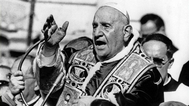 Pape Jan XXIII. (pvodnm jmnem Ange Joseph Roncalli) na snmku z jna 1962 na nvtv svatyn v italskm Loretu.