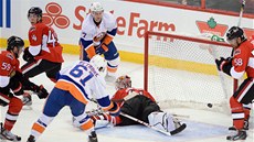 Riley Wetmore z New York Islanders skóruje proti Ottaw. 