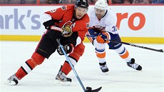 Milan Michálek z Ottawy vede puk, startuje na n�j Brian Strait z New York