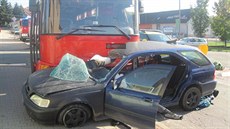 V Nádra�ní ulici v Opo�n� se srazilo auto s autobusem (29.9.2013).