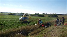 Motorká u Bílého Újezdu patrn pecenil rychlost, narazil do vleku.