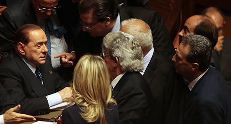 Silvio Berlusconi debatuje se senátory bhem hlasování o vyslovení dvry vlád...