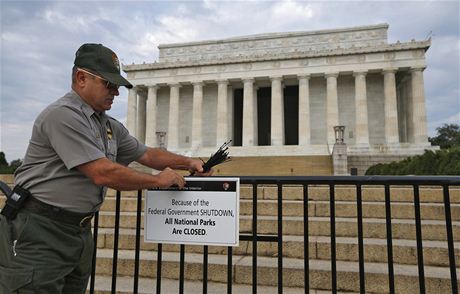 Richard Trott upevuje ceduli oznamující uzavení Lincolnova památníku ve