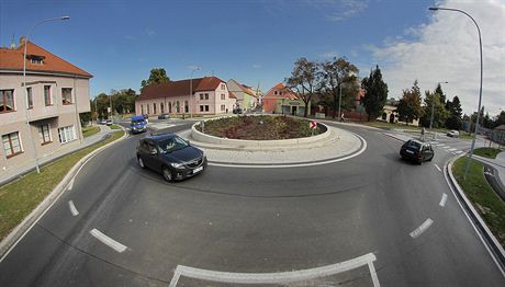 Nov otevená zrekonstruovaná kruhová kiovatka ulic Plzeské, Tebízského a