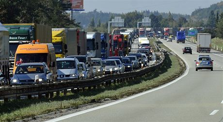 Po dobu uzavírky dálnice se vytvoila a trnáct kilometr dlouhá kolona.