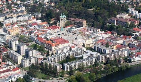 Centrum Havlíkova Brodu na leteckém pohledu od sportovního areálu Na Losích.