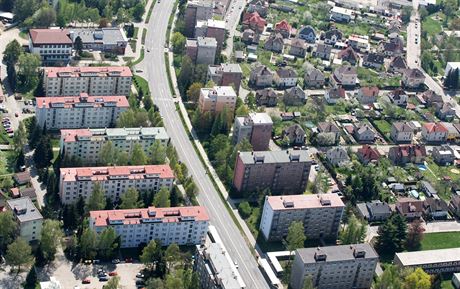 Na Sídliti Praská (na fotografii bytovky vlevo od hlavní Masarykovy ulice) je mnoho byt, ale mezi domy chybí místo na parkovací stání.