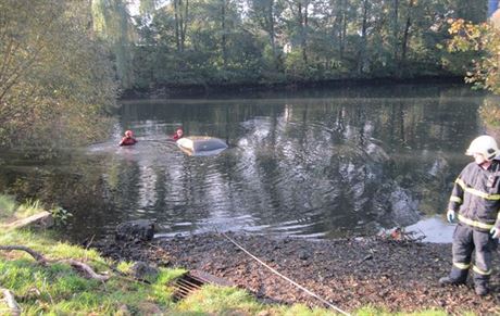 Po vyputní rybníka v Polné se na dn objevil utopený osobní automobil.