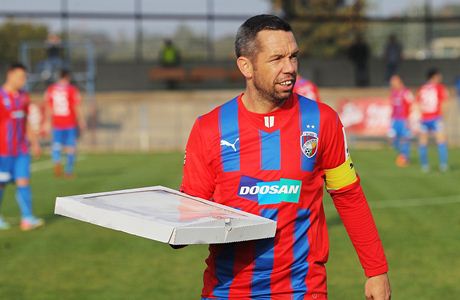 Kapitán Plzn Pavel Horváth si odnáí dar od fotbalist TJ Sokol Hlohová. 