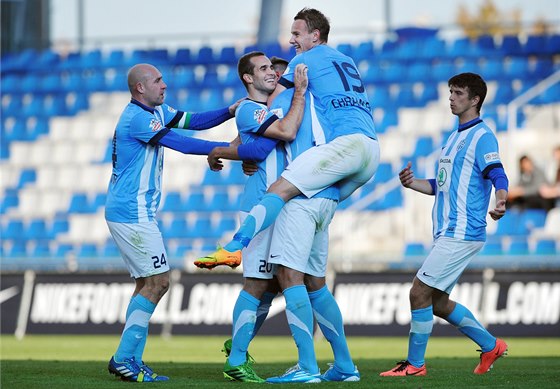 Fotbalisté Mladé Boleslavi se radují z gólu.