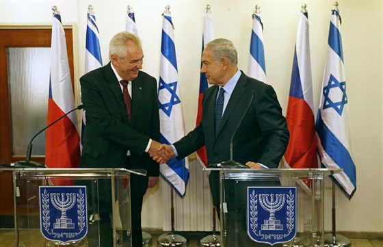 Prezident Miloš Zeman si potřásá rukou s izraelským premiérem Benjaminem...