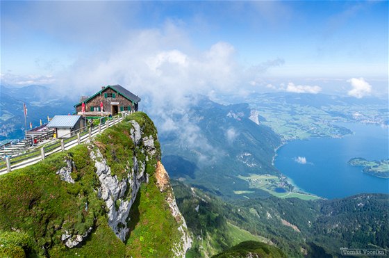 Pohled z vrcholu Schaffberg. A nahoru vede ozubená eleznice. Dole ve stanici...