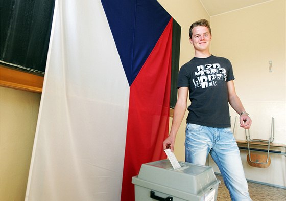 Studentské volby vyhrála TOP 09, cvin volit do Snmovny si vyzkoueli i gymnazisté v Moravském Krumlov (2. íjna 2013).