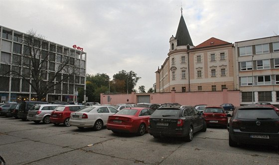 Místo parkoviště u vazební věznice (vpravo) vznikne v Českých Budějovicích...