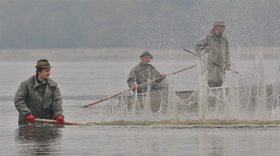 Blatenští rybáři loví Velkorojický rybník na Strakonicku.