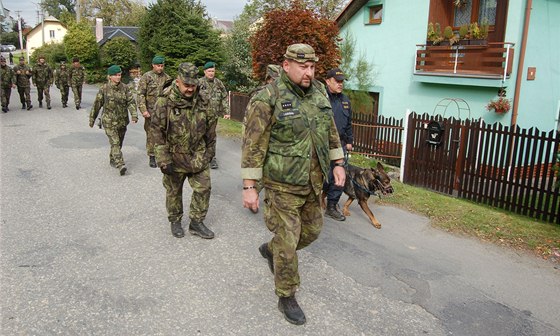Policistům při prohledávání Skřipova na Opavsku, kde našli zavražděnou
