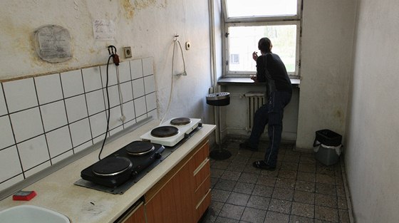 Jeden z nájemníků ubytovny Předvoj v Karviné kouří u okna ve společné kuchyňce.