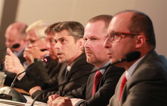 K první z velkých debat vera usedlo sedm pedstavitel politických stran.