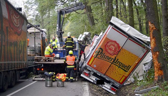 Nehoda náklaáku peváející sudy s pivem na Karlovarsku.