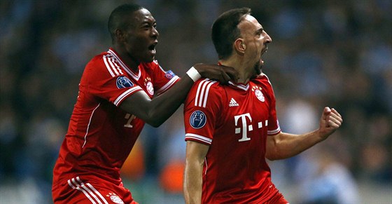 Franck Ribéry (vpravo) a David Alaba z Bayernu se radují z gólu, který Ribéry...