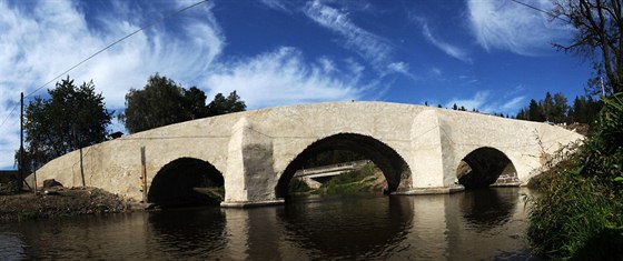 Historický most v přibyslavské místní části Ronov nad Sázavou je takřka...