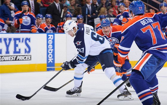 U PUKU. Michael Frolík z Winnipegu vede kotou v utkání s Edmontonem. 