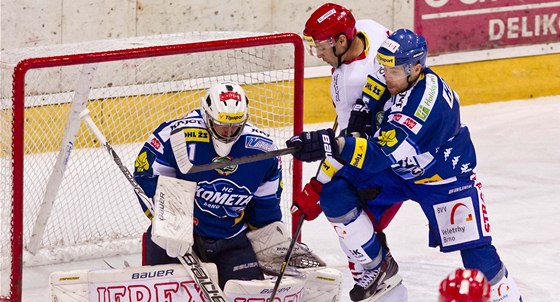 Branká Komety Brno Marek iliak zasahuje v utkání v Hradci Králové. 