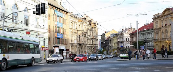 Rozezlený ofér jel za enou a na kiovatku U Práce. Tady paní zastavila na ervenou a krom nadávek schytala i ránu pstí.