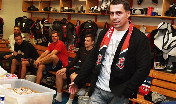Generální manaer hradeckého hokeje Ale Kmoníek nyní pro hráe shání plochy, kde by mohli trénovat.