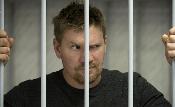 Britský aktivista Anthony Perret si u soudu v ruském Murmansku v nedli 29....